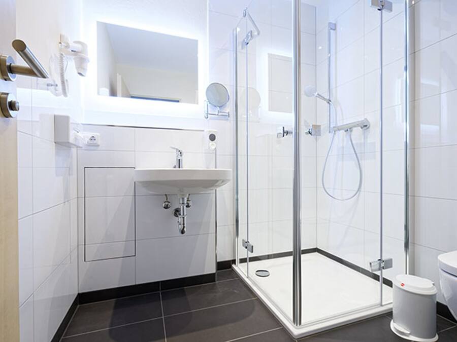 Standard Double Room (Hauptgebäude) | Bathroom | Shower, towels