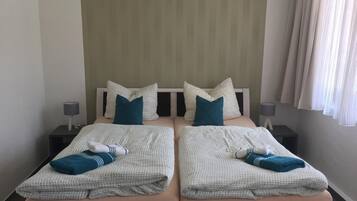 Schreibtisch, schallisolierte Zimmer, Zustellbetten, kostenloses WLAN