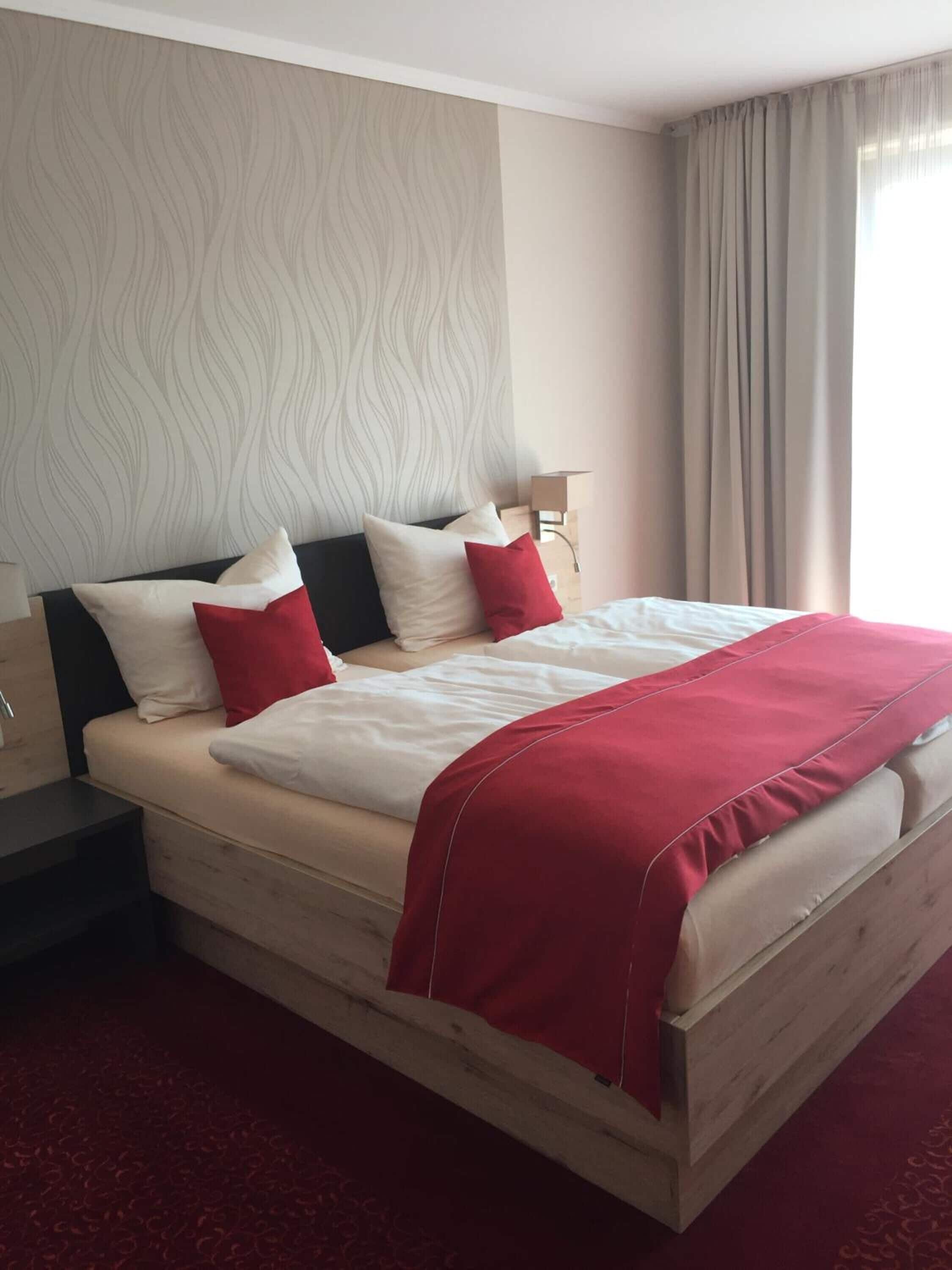 Een bureau, geluiddichte muren, extra bedden (toeslag), gratis wifi