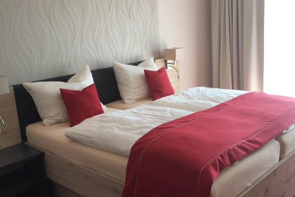 Een bureau, geluiddichte muren, extra bedden (toeslag), gratis wifi