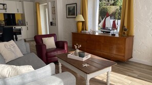 Smart TV, DVD player, books - house on garden, decorated by a painter, Pont Aven with 9kmwallo (Moëlan-Sur-Mer)