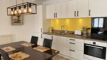 Fridge, microwave, oven, stovetop