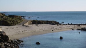 A coastal landscape with a sandy beach, rocky outcrops, and calm sea. - house on garden, decorated by a painter, Pont Aven with 9kmwallo (Moëlan-Sur-Mer)