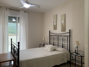 4 chambres, fer et planche à repasser, Wi-Fi, draps fournis