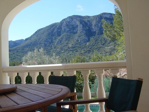 Nagelneue Villa mit privatem Pool und Bergblick 