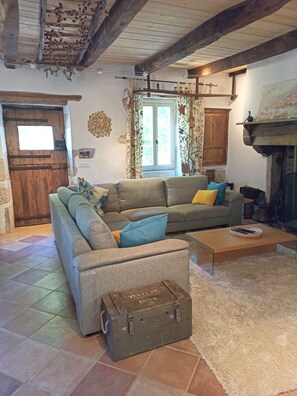 TV, fireplace, DVD player, books - Charming Stone Farmhouse - Private Pool, Lovely Countryside (Lugagnac)