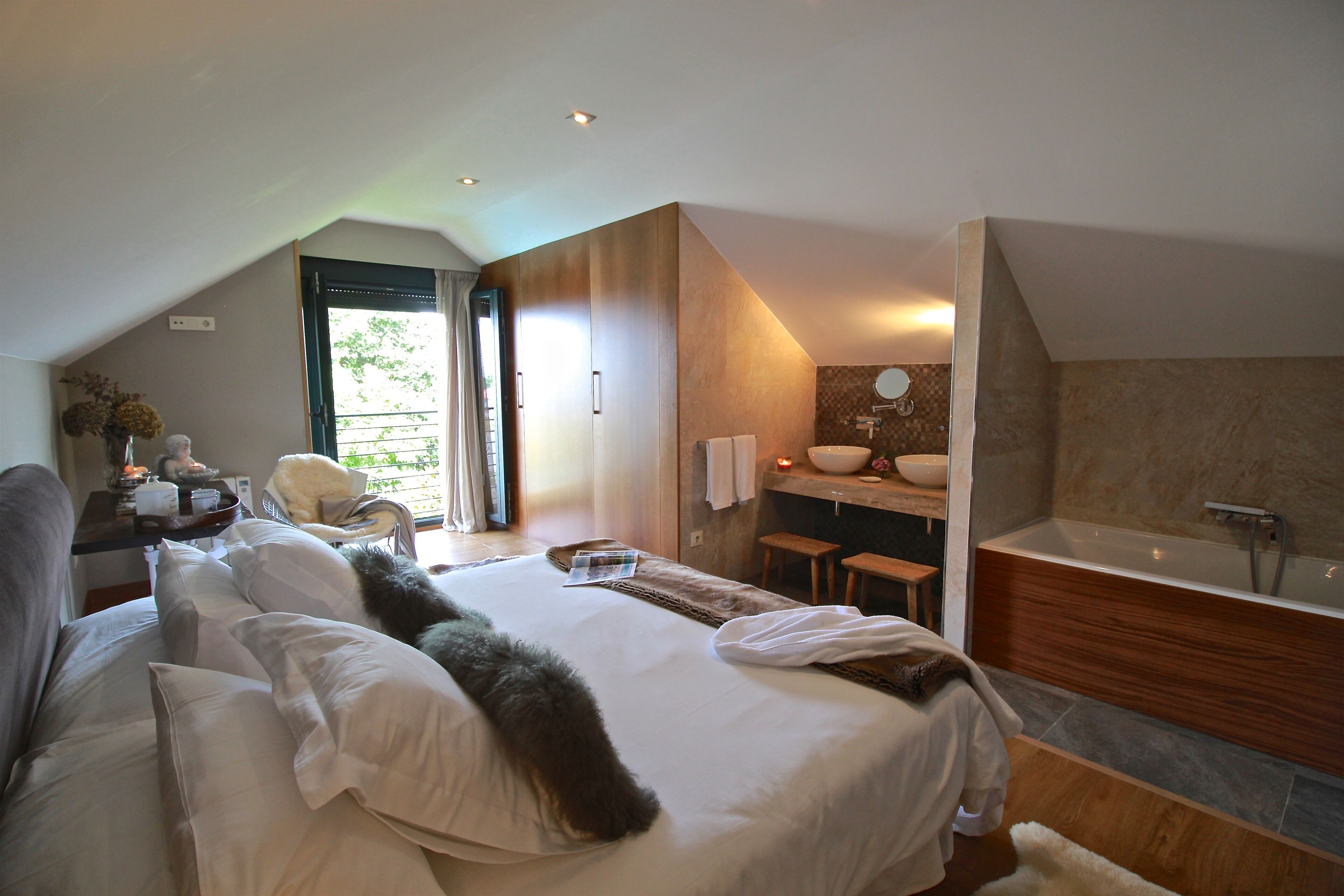 5 quartos, escrivaninha, ferros/tábuas de passar roupa, berço de viagem