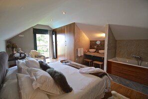 5 slaapkamers, een bureau, een strijkplank/strijkijzer, reisbedje