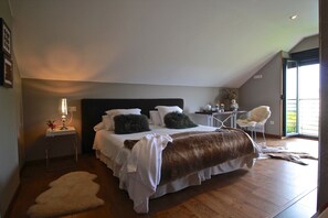 5 bedrooms, desk, iron/ironing board, travel cot - Luxury Villa near the beach with garden and swimming pool  (Carballo)