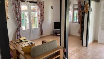 Smart TV, DVD player, books, stereo