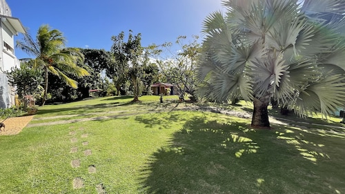 villa avec piscine sur magnifique propriété fleurie