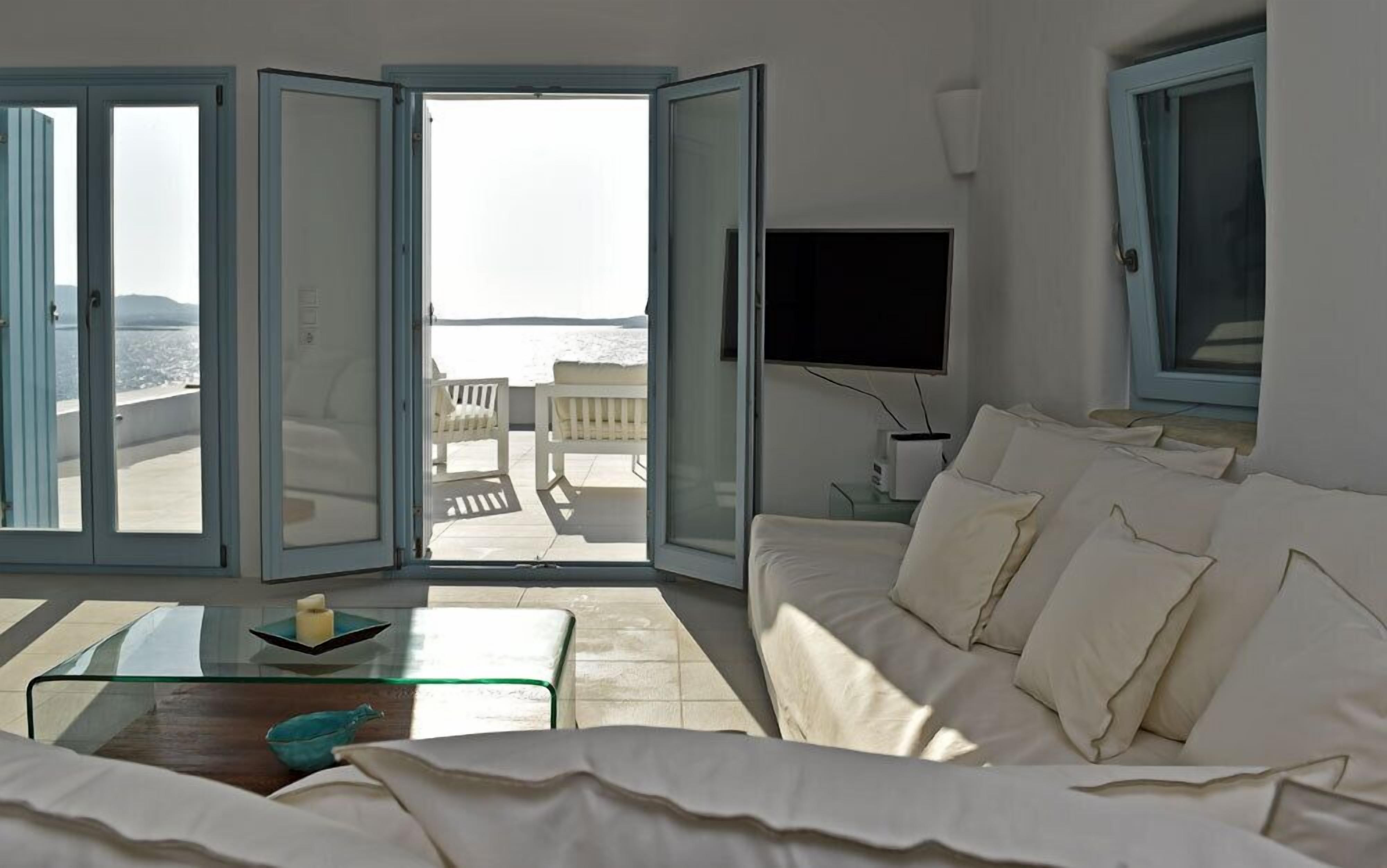 Sea front villa, private pool, walking distance to the beach, brand new