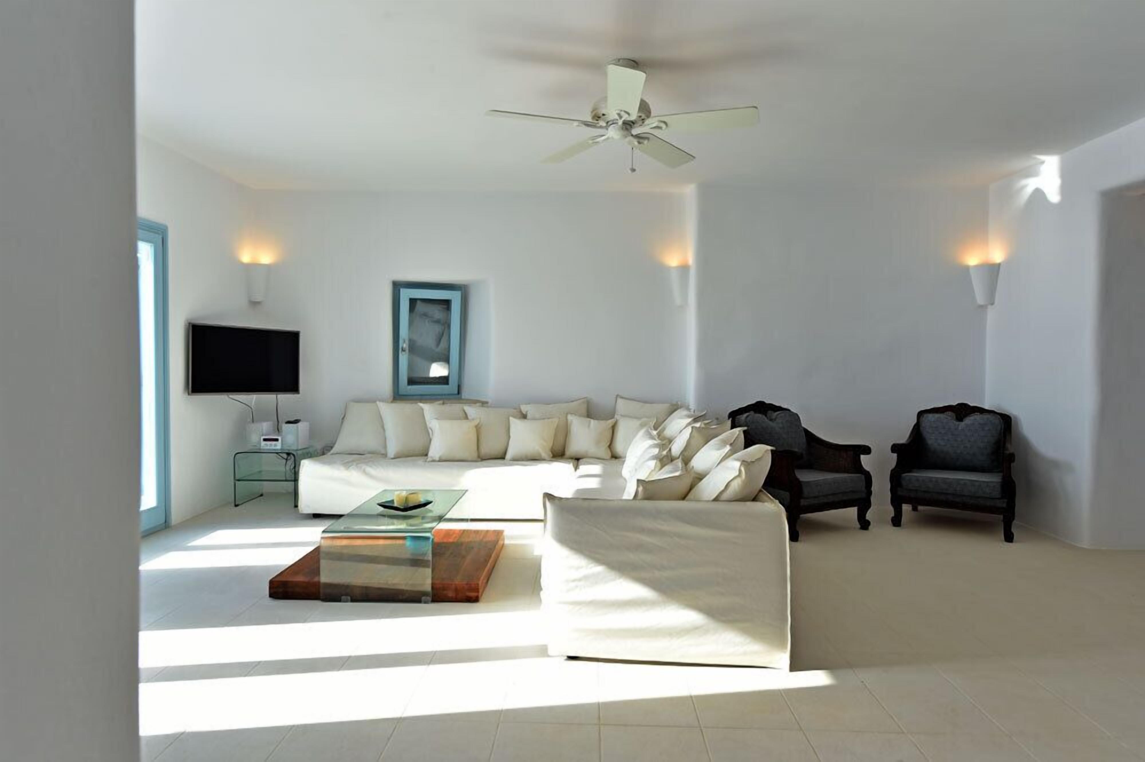 Sea front villa, private pool, walking distance to the beach, brand new