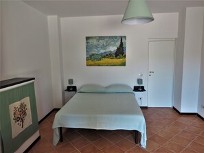 3 soveværelser, pengeskab på værelset, skrivebord, strygejern/strygebræt