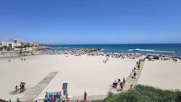 Beach nearby, sun loungers, beach towels
