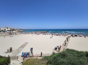 Playa en los alrededores, camastros y toallas de playa 