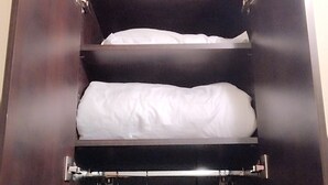 Een kledingkast met meerdere planken en een hanggedeelte.