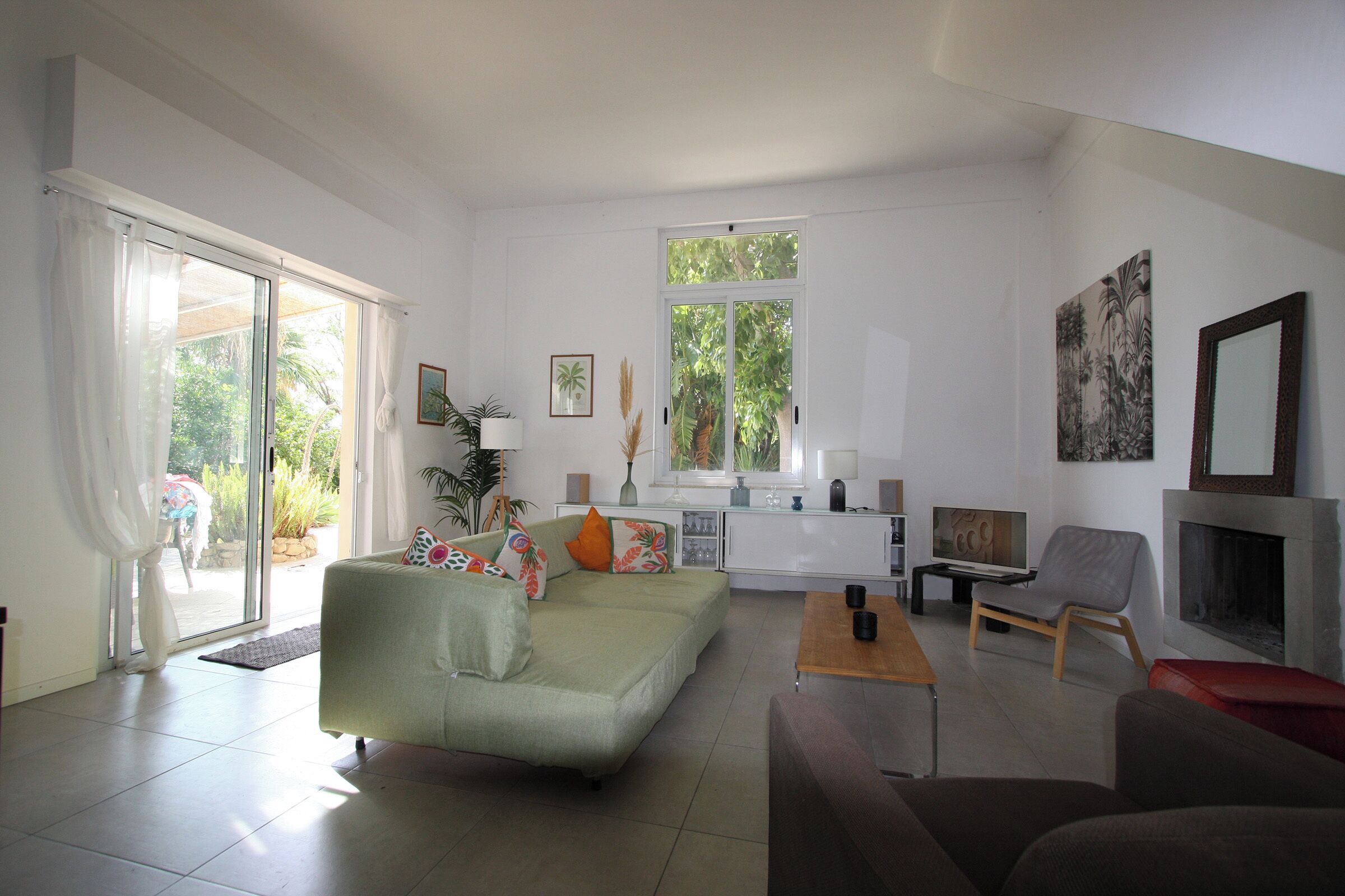 Modern villa with pool in beautiful Alcantara Valley near Etna and the coast.