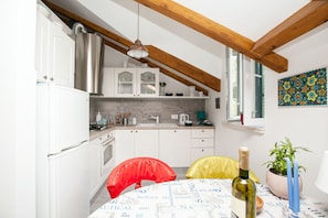 Ático, 2 habitaciones | Servicio de comidas en la habitación
