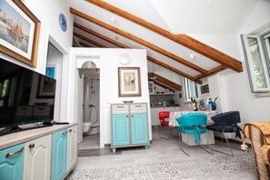 ペントハウス 2 ベッドルーム | リビング エリア | 薄型テレビ