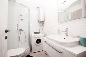 頂樓客房, 2 間臥室 | 浴室 | 淋浴設備、免費盥洗用品、吹風機、毛巾