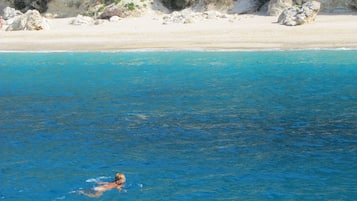 Beach nearby, sun loungers, beach towels
