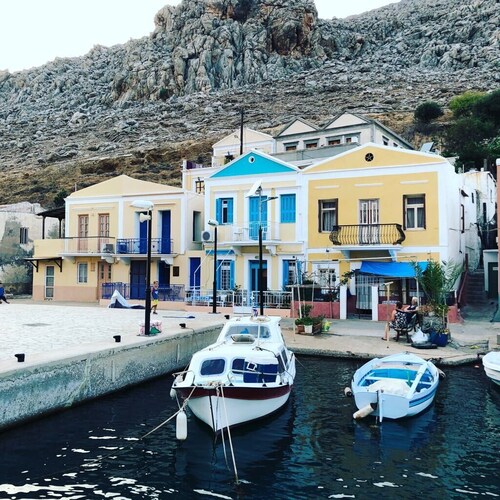 KULJETUKSET SYKLADEISSA JA DODECANESEESSA SILING BOATissa, jossa on kippari ja kokki