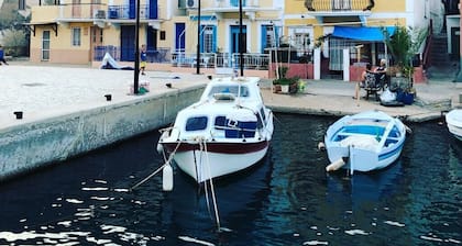 KULJETUKSET SYKLADEISSA JA DODECANESEESSA SILING BOATissa, jossa on kippari ja kokki