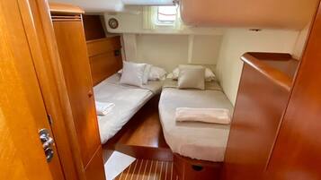 Een douche, een haardroger, een bidet, handdoeken