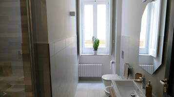 Dusche, kostenlose Toilettenartikel, Haartrockner, Bidet