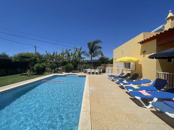 A heated pool, pool loungers - Beautiful Villa with Relaxing Atmosphere. 4 Bedrooms, 4 Bathrooms, Large & Fenced Pool 8-10 persons (Ferreiras)
