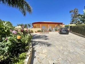 Property grounds - Beautiful Villa with Relaxing Atmosphere. 4 Bedrooms, 4 Bathrooms, Large & Fenced Pool 8-10 persons (Ferreiras)