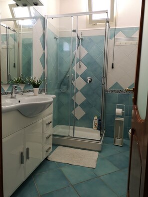 Haartrockner, Handtücher, Seife, Toilettenpapier