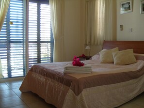 3 habitaciones, tabla de planchar con plancha y cuna de viaje