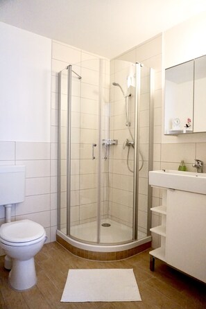 Studio | Bathroom | Shower, free toiletries, hair dryer, towels - Pension Gartenstraße Schwedt (Schwedt/Oder)