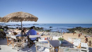 Sur la plage, serviettes de plage