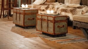 Une chambre confortable avec un grand lit, une tête de lit en bois et une commode rustique.