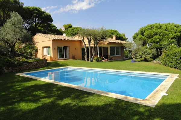 maison individuelle dans un site protégé. piscine privée