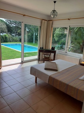 2 bedrooms, in-room safe, desk, iron/ironing board - Airy house. Private swimming pool. Sea view. (Begur)