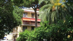 A multi-story building with balconies, surrounded by lush greenery including a palm tree. - Bright, spacious, terraces, one step from the sea, high-speed wifi, Cinqueterre (Sestri Levante)