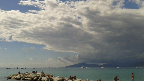 A beach with rocky formations and people enjoying the water. - Bright, spacious, terraces, one step from the sea, high-speed wifi, Cinqueterre (Sestri Levante)