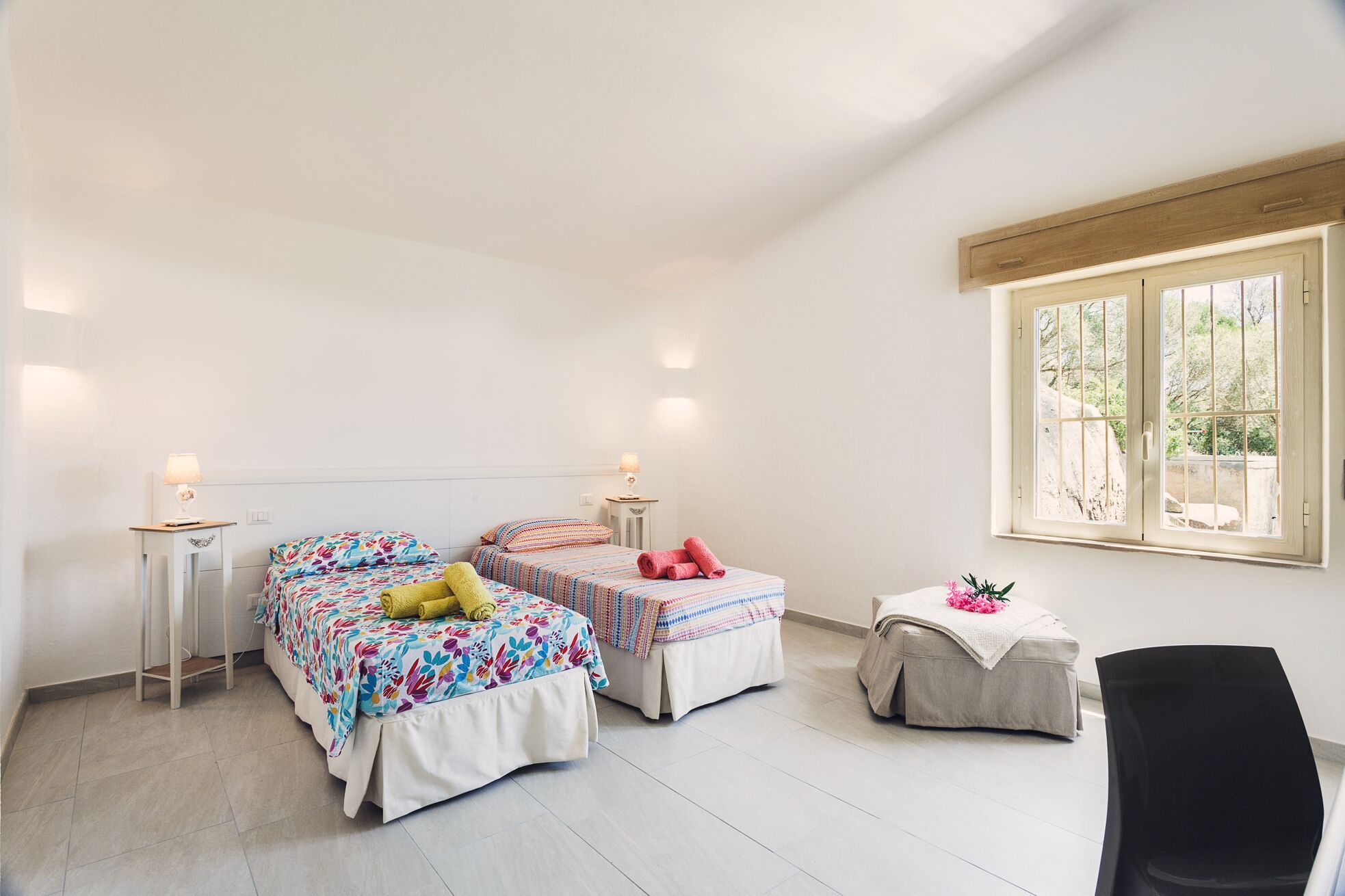 Detached house between countryside and granite rocks a stone's throw from the sea.