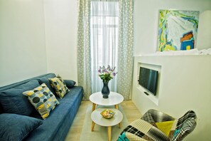 أغطية فراش متميزة وخزنة داخل الغرفة وتجهيزات عازلة للصوت ومكواة/لوح كي