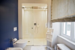 Suite luxueuse | Salle de bain | Douche, douche cascade, articles de toilette (gratuits)