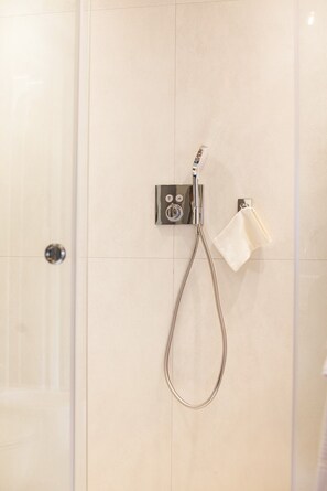 Suite luxueuse | Salle de bain | Douche, douche cascade, articles de toilette (gratuits)