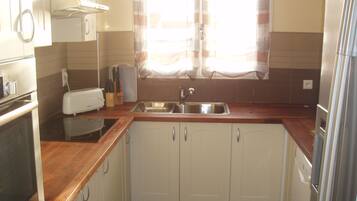 JÀÀkaappi, mikroaaltouuni, uuni, liesi