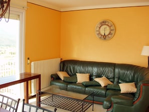 Fernseher, DVD-Player, Tischtennisplatte, Stereoanlage