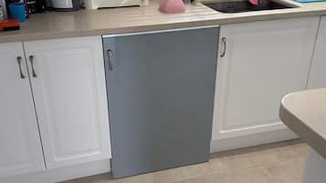 Frigorífico, microondas, horno y placa de cocina