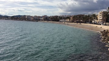 Playa en los alrededores y toallas de playa
