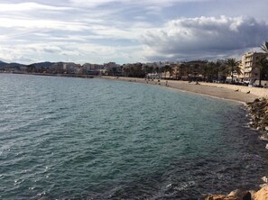 Playa en los alrededores y toallas de playa 
